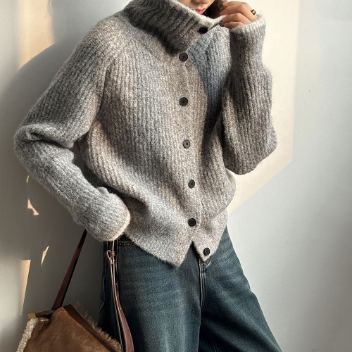 慵懶排扣高領毛衣